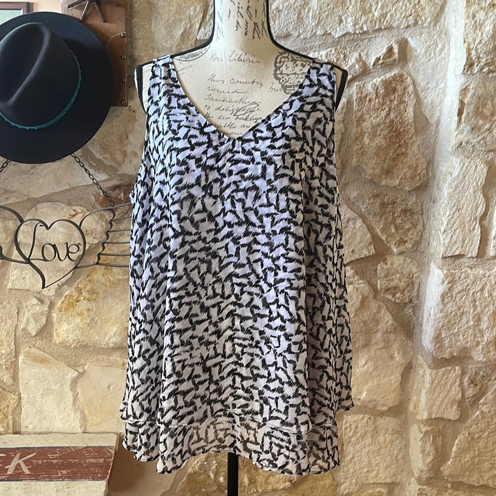 Lane Bryant Lined Black and White Sleeveless Flowy Top, Size 16